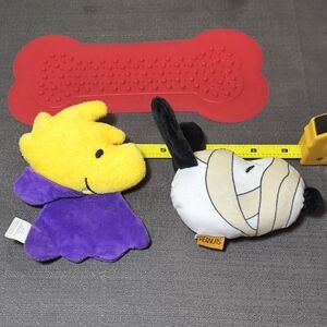 Peanuts Squeak Toys & Bathing Lick Pad
